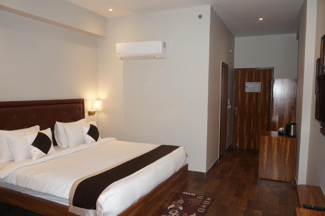 Neel Clarks Inn Express Agra  Buitenkant foto